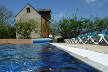 Swimming pool two minute walk